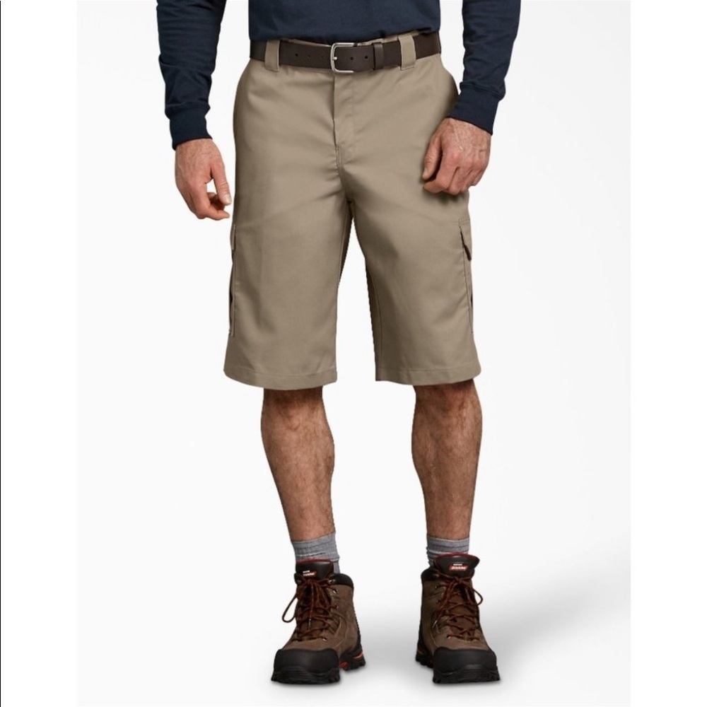Dickies Loose Fit Cargo Short 13” Inseam Waist Size 40” NWT Khaki